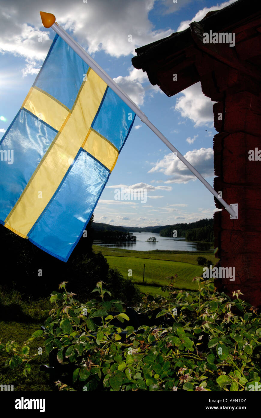 Une belle vue en Suède, avec drapeau suédois au premier plan. Banque D'Images