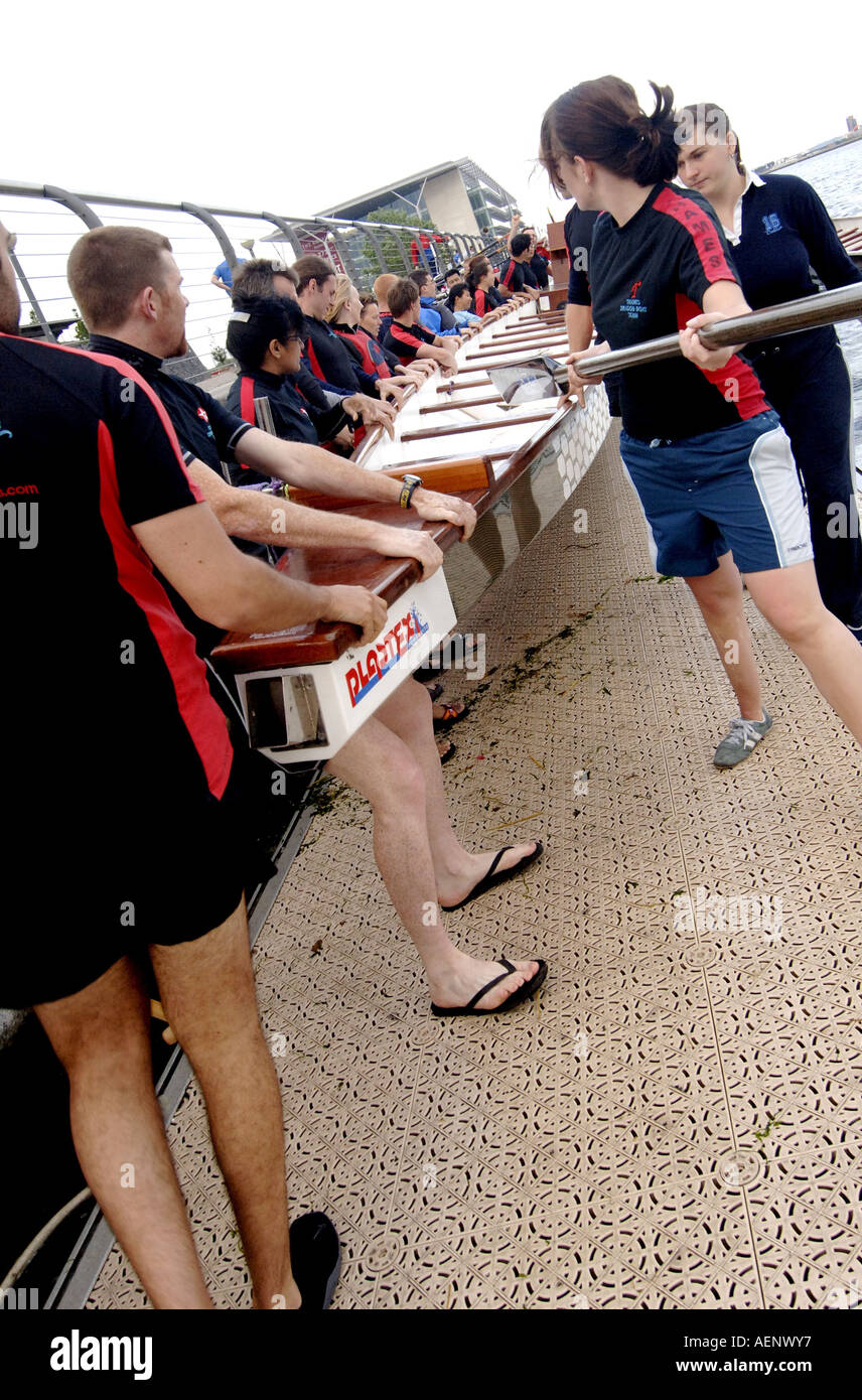 La Tamise DRAGONBOATING formation dragons à la London Regatta Centre London UK Banque D'Images