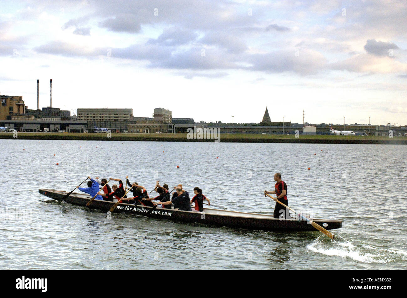 La Tamise DRAGONBOATING formation dragons à la London Regatta Centre London UK Banque D'Images