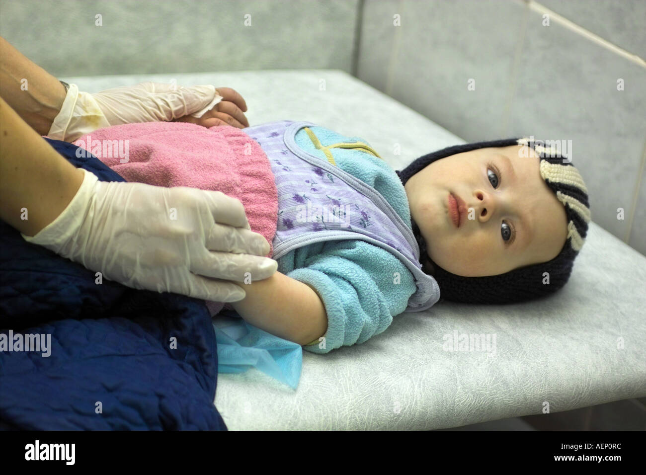 L'enfant russe à propos d'avoir pris un échantillon de sang, les tests de dépistage du VIH. Banque D'Images