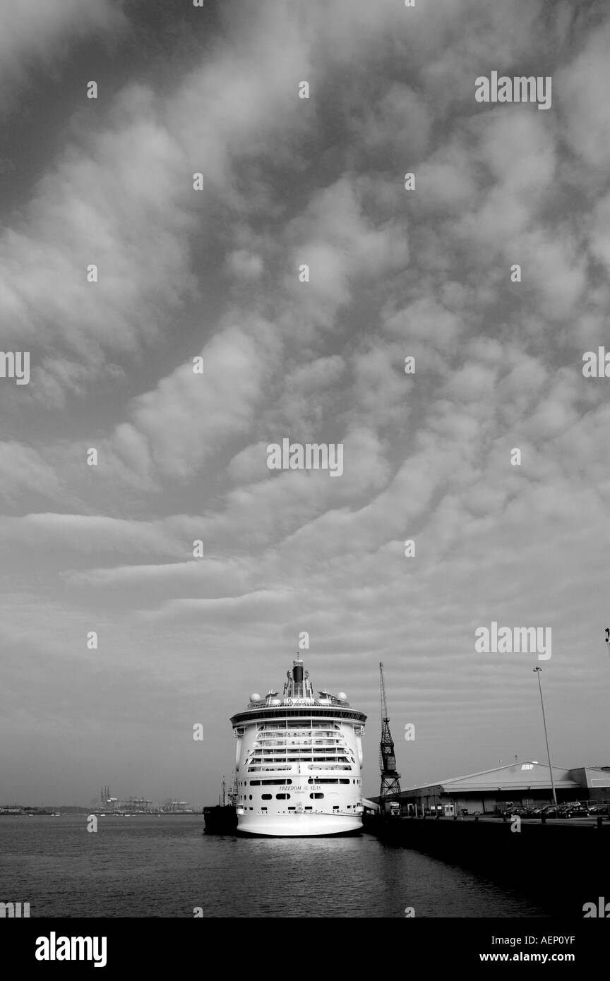 Noir et blanc, Freedom of the Seas, Southampton Docks, Southampton, Hampshire, Angleterre,ROYAUME-UNI, GB. Banque D'Images