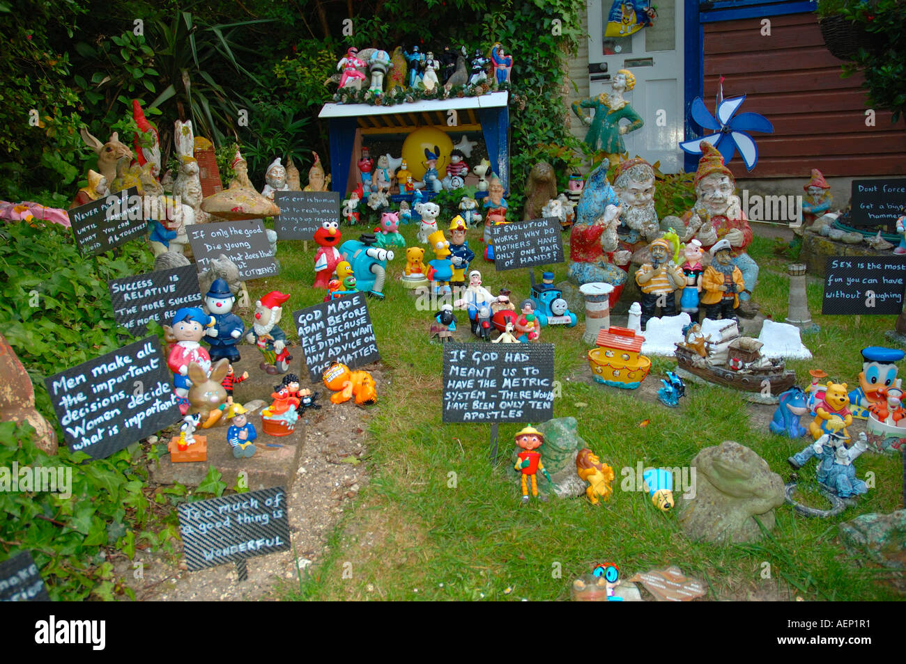Plusieurs gnomes, Gnome, Garden, Alum Bay, Totland, Isle of Wight, Angleterre, Royaume-Uni, GB. Banque D'Images