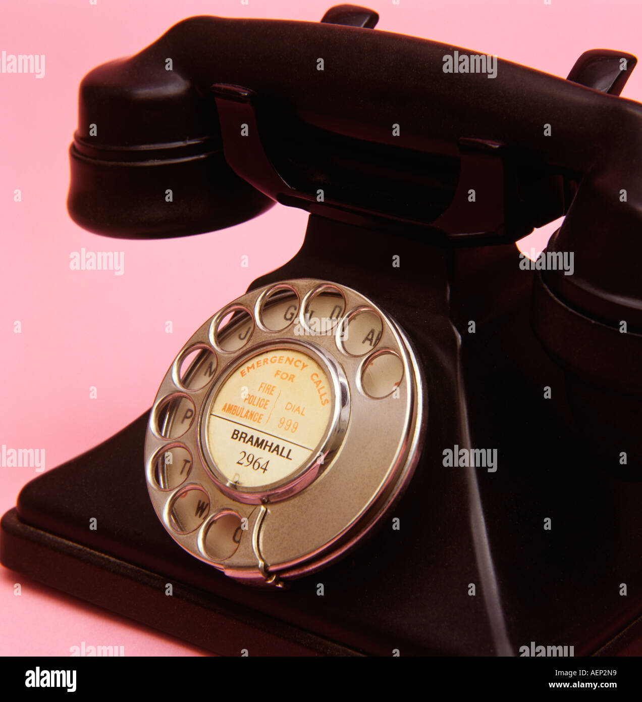 Ancien Téléphone en bakélite noire Communications Banque D'Images