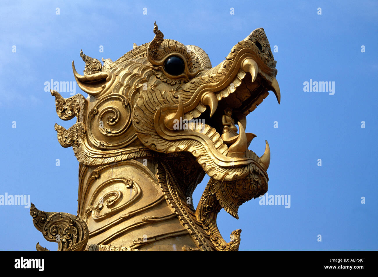 Ornate statue en or, Wat Phra That Suton Mong Konkiree, Temple, Phrae Province District Denchai, Thaïlande Banque D'Images