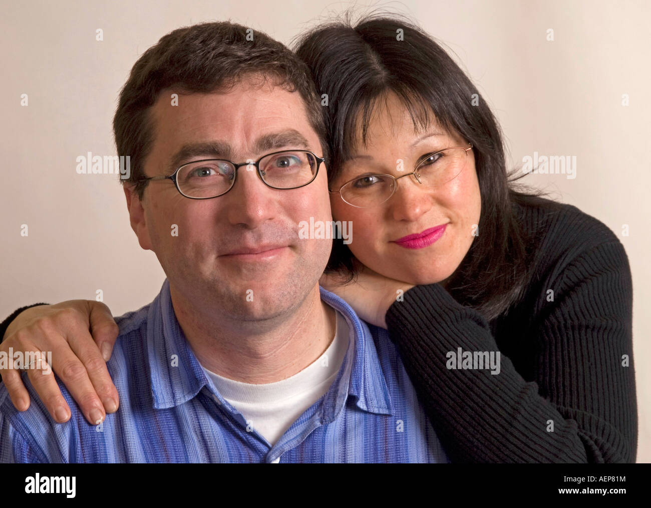 Couple marié d'origine raciale mixte. Mari australien ; épouse d'origine chinoise italienne Banque D'Images