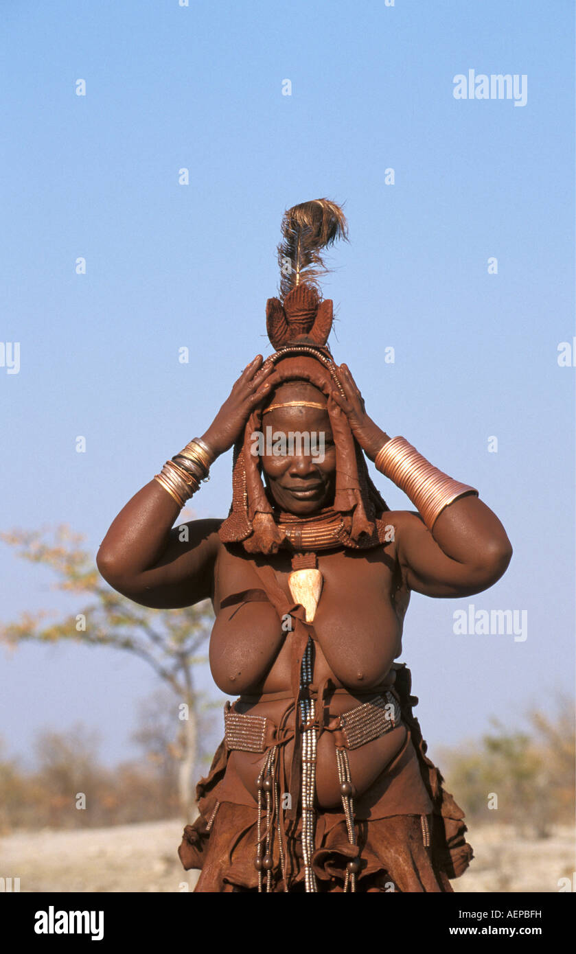 La Namibie Kaokoland près d'Opuwo Femme de tribu Himba montrant la tête utilisée pour les mariages Banque D'Images