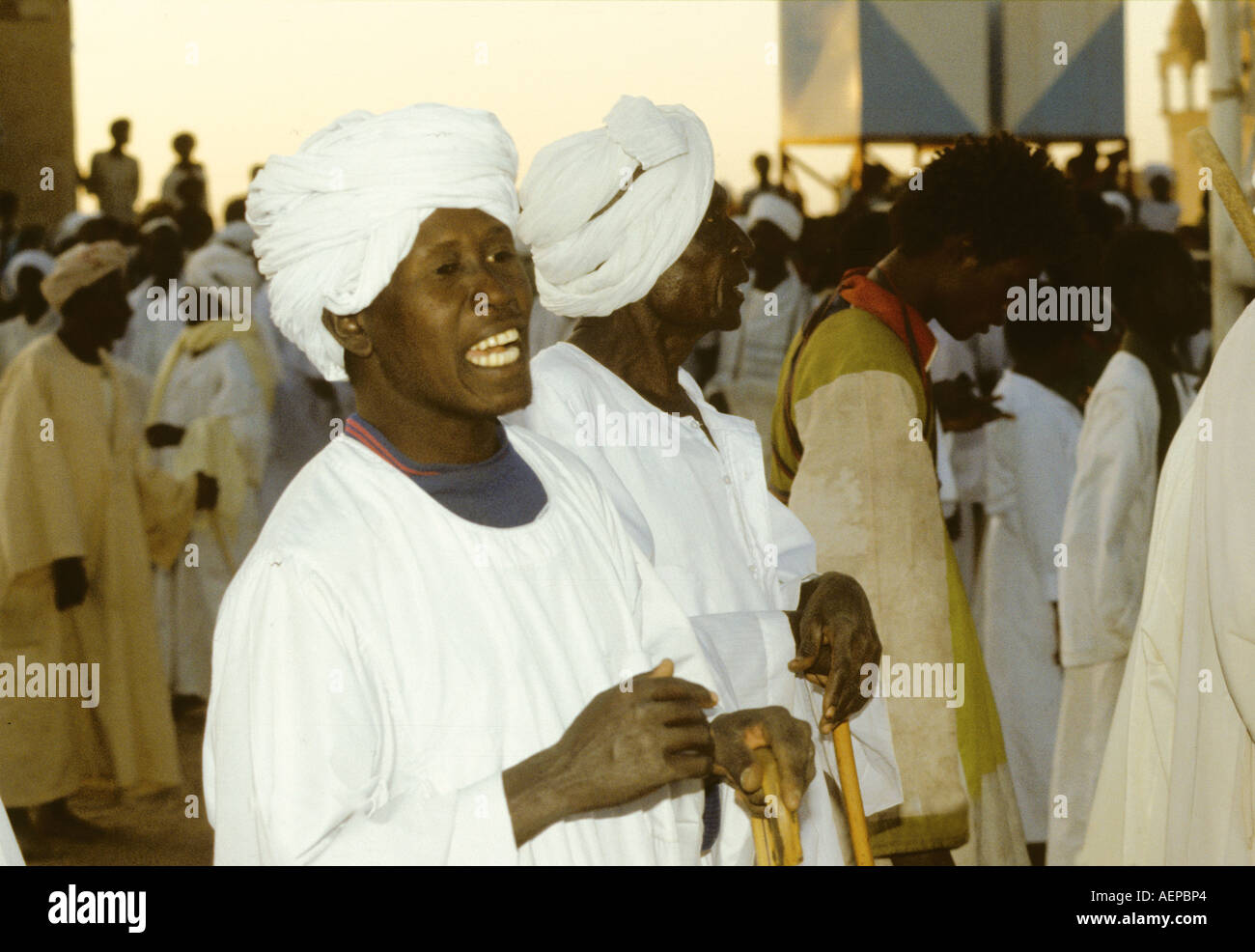 Soudan : Un rassemblement Soufi hebdomadaire à un cimetière près d'Omdurman Banque D'Images