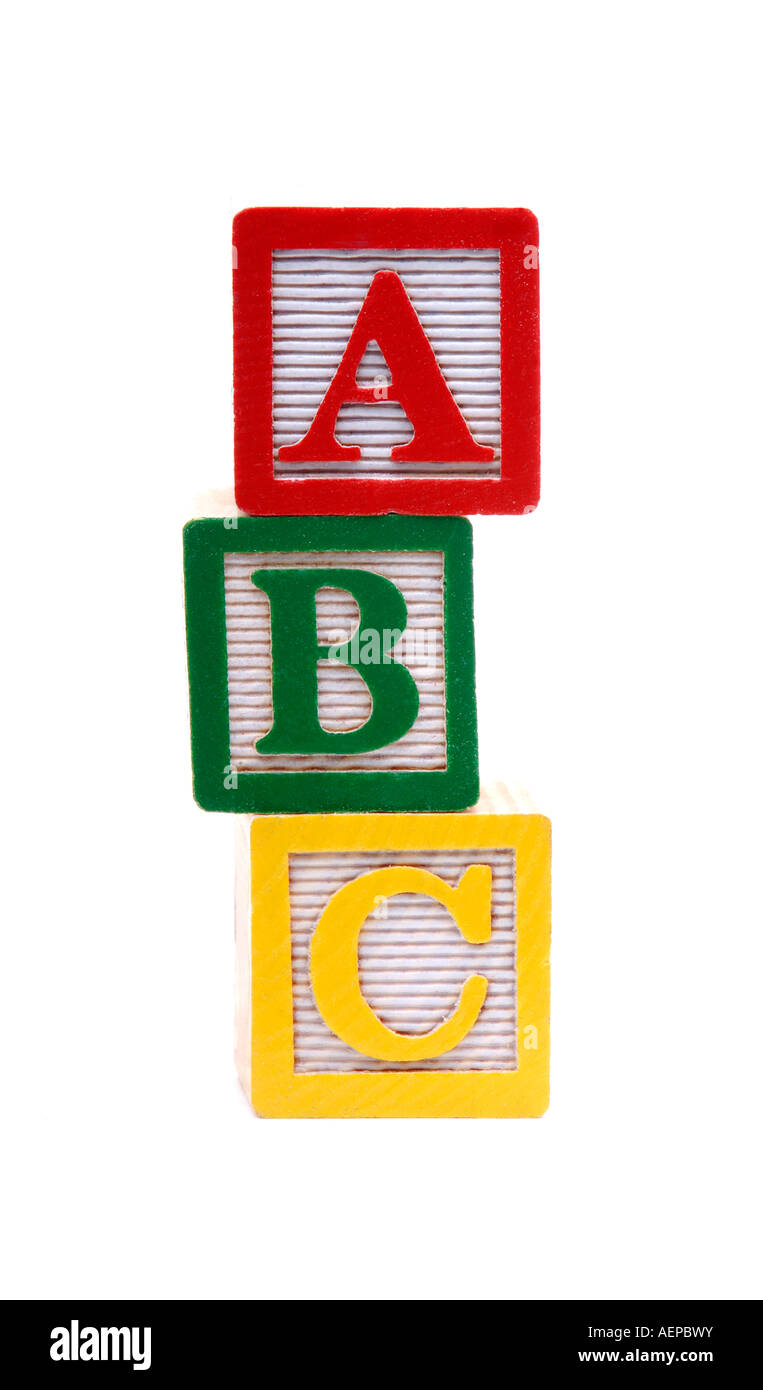 Briques ABC empilés verticalement vieux Blocs Alphabet Isolated Over White Banque D'Images