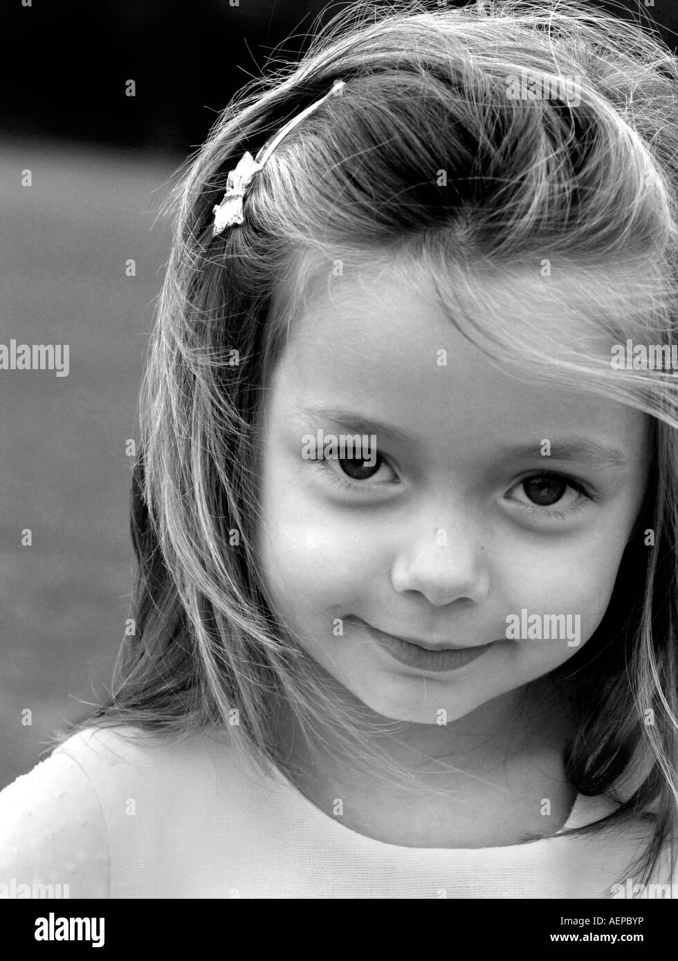 Le noir et blanc portrait of a little girl smiling Banque D'Images