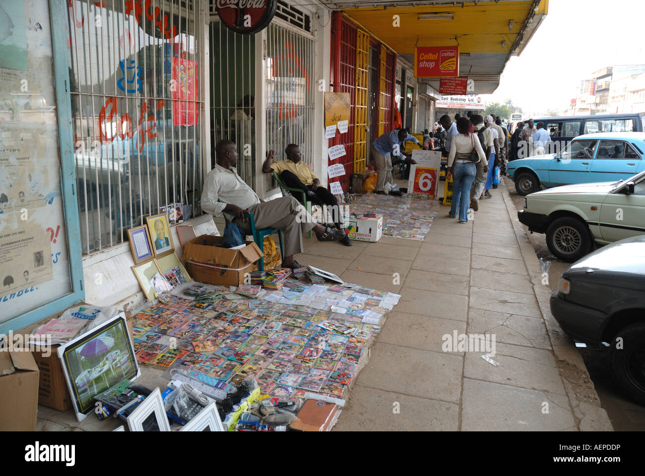 Le trottoir de la rue principale à Kisumu au Kenya Afrique de l'Est Banque D'Images