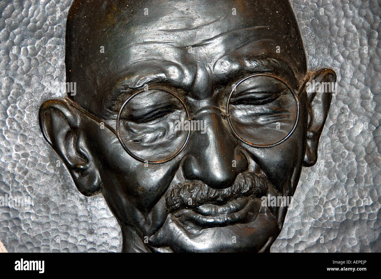 L'image en bronze de Mahatma Gandhi à sa maison, Mani Bhavan, à Mumbai, Inde Banque D'Images