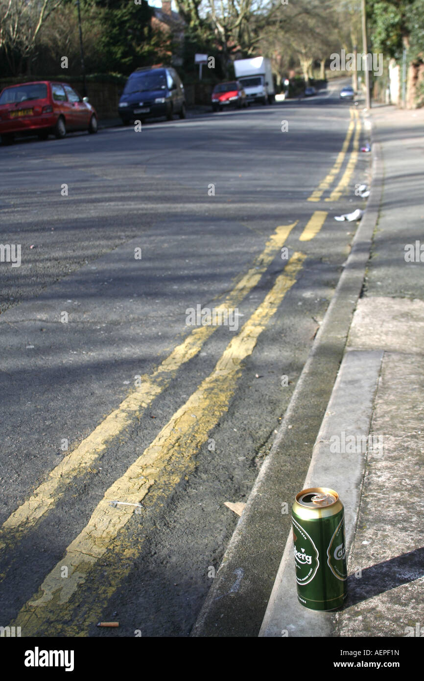 La bière peut jeter sur rue en centre-ville de Coventry, Angleterre, Royaume-Uni Banque D'Images