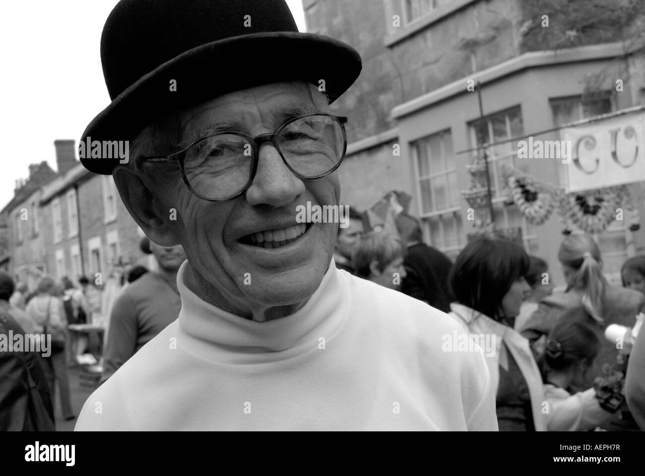 Portrait noir et blanc d'un homme portant un chapeau melon et des lunettes Banque D'Images