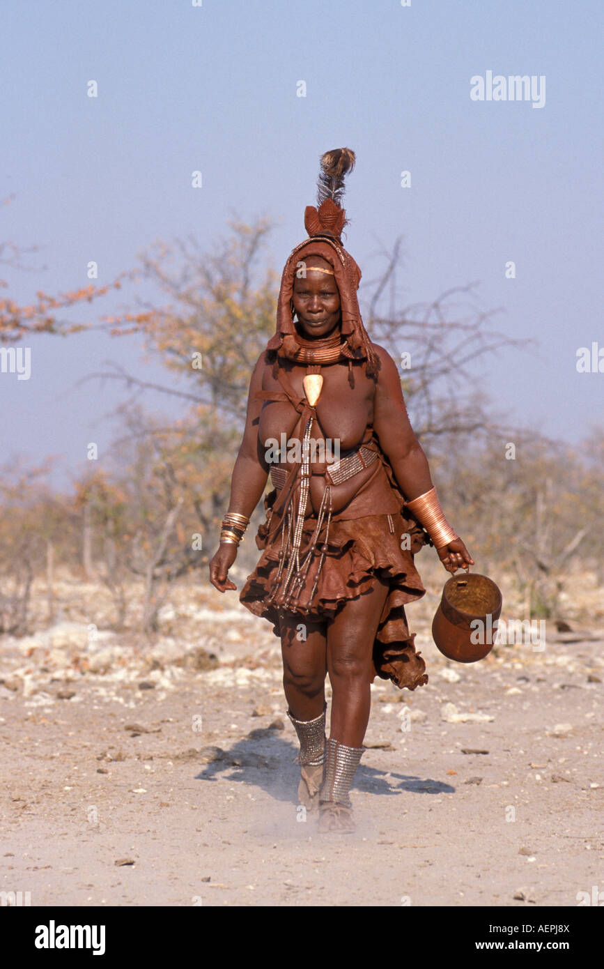 La Namibie Kaokoland près d'Opuwo. Femme de la tribu Himba avec couvre-chef utilisé pour les mariages Banque D'Images
