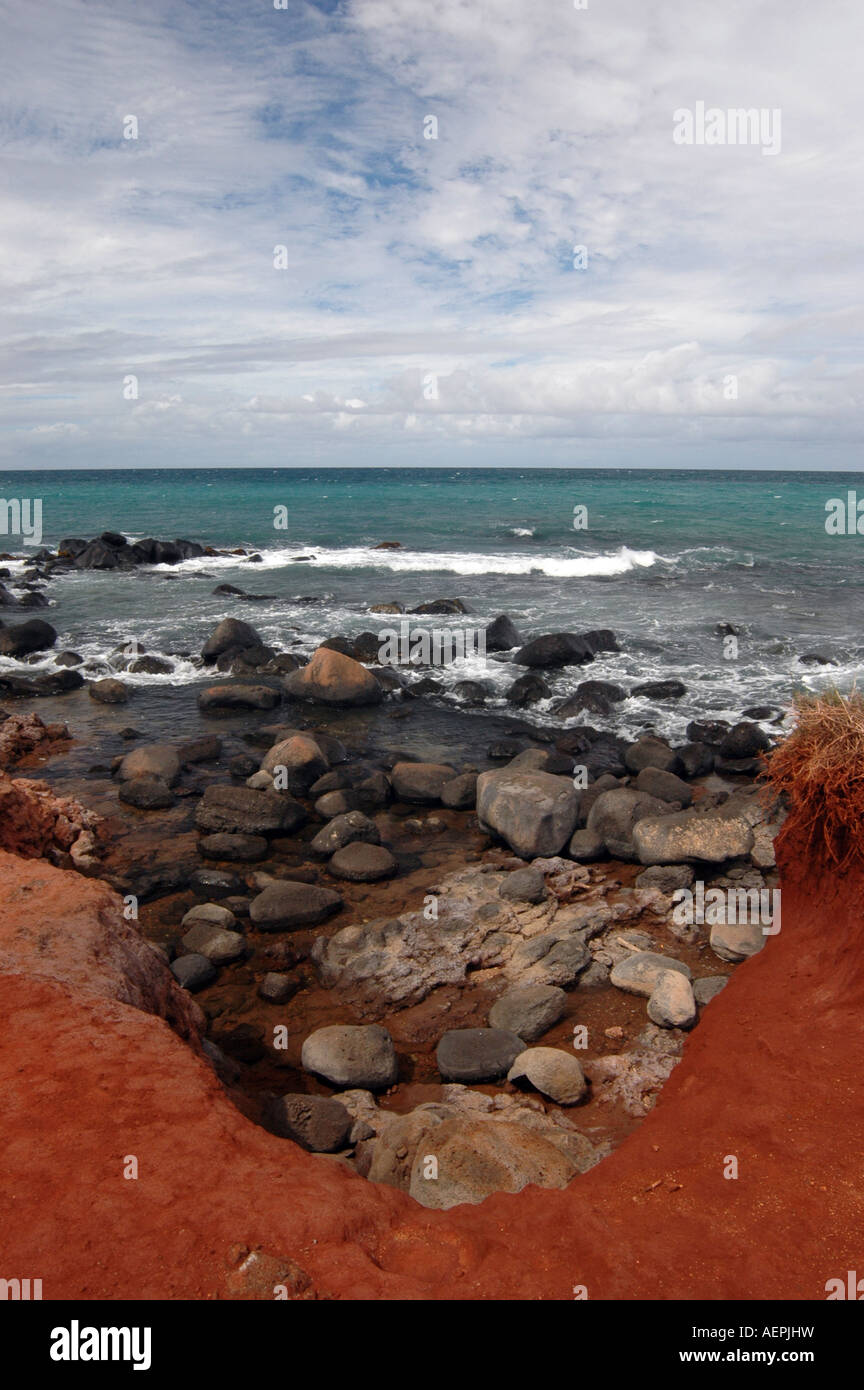 Les affleurements de lave rouge le long de la plage de Spreckelsville, Maui, Hawaii. Banque D'Images