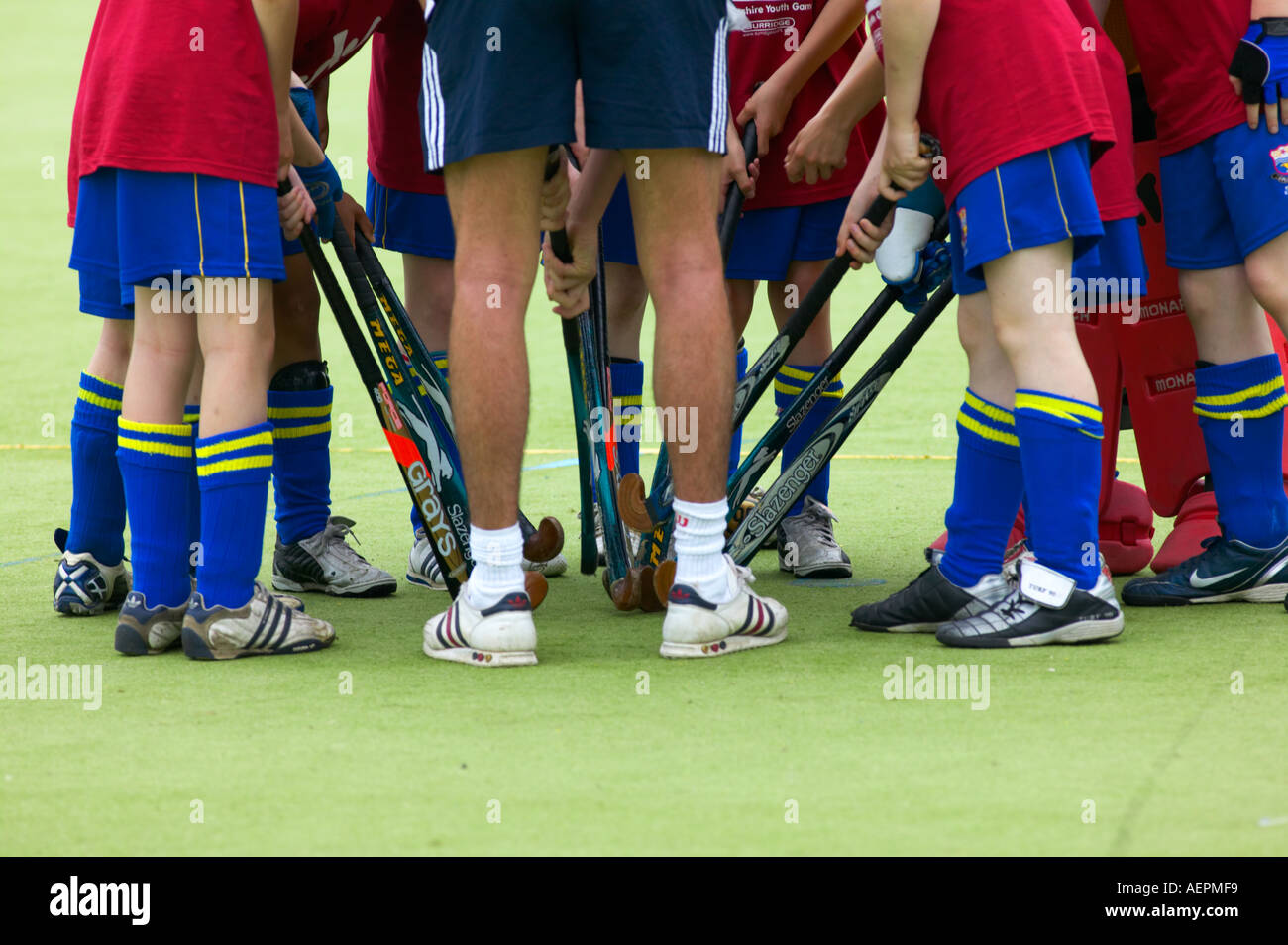 Les jeunes en phase de préchauffage pour un match de hockey Banque D'Images