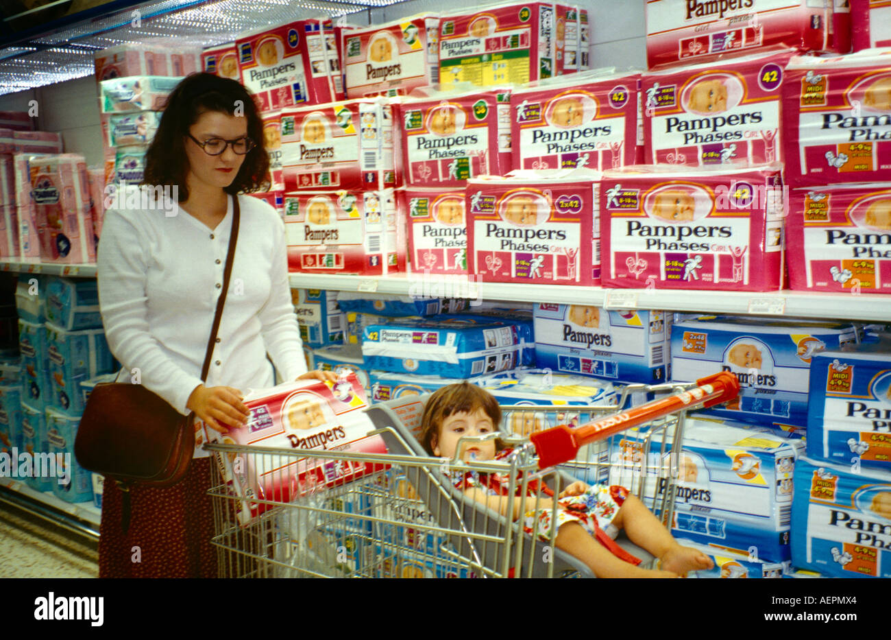 Supermarché Tesco Femme & Enfant Shopping Banque D'Images