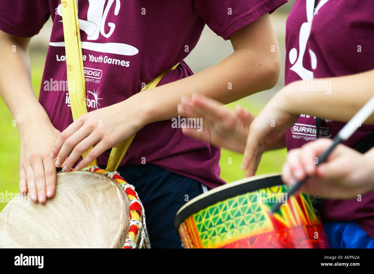 Jeune fille jouant un tambour à un événement sportif Banque D'Images