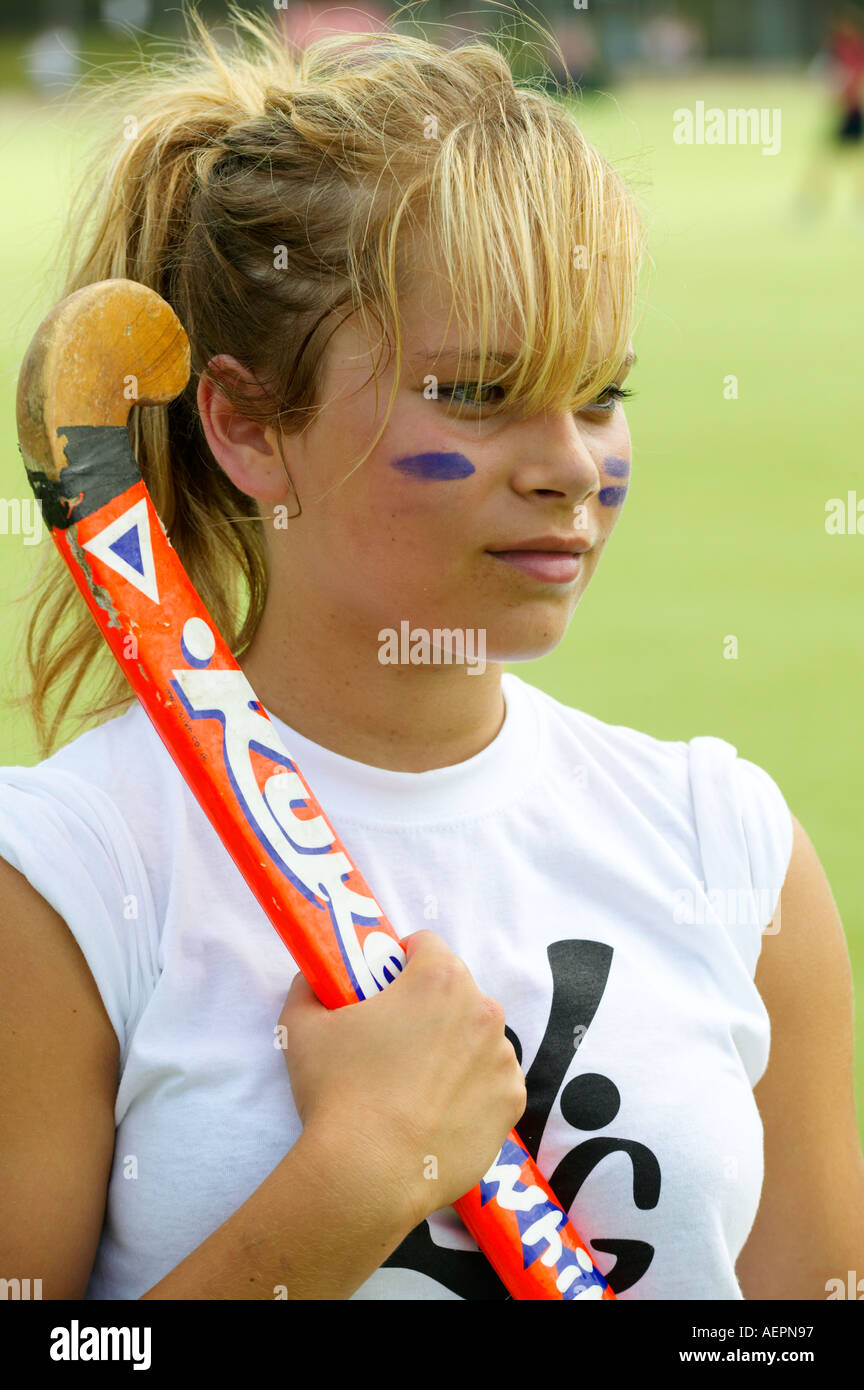 Jeune fille prêt à jouer dans un match de hockey à un événement sportif pour les jeunes Banque D'Images
