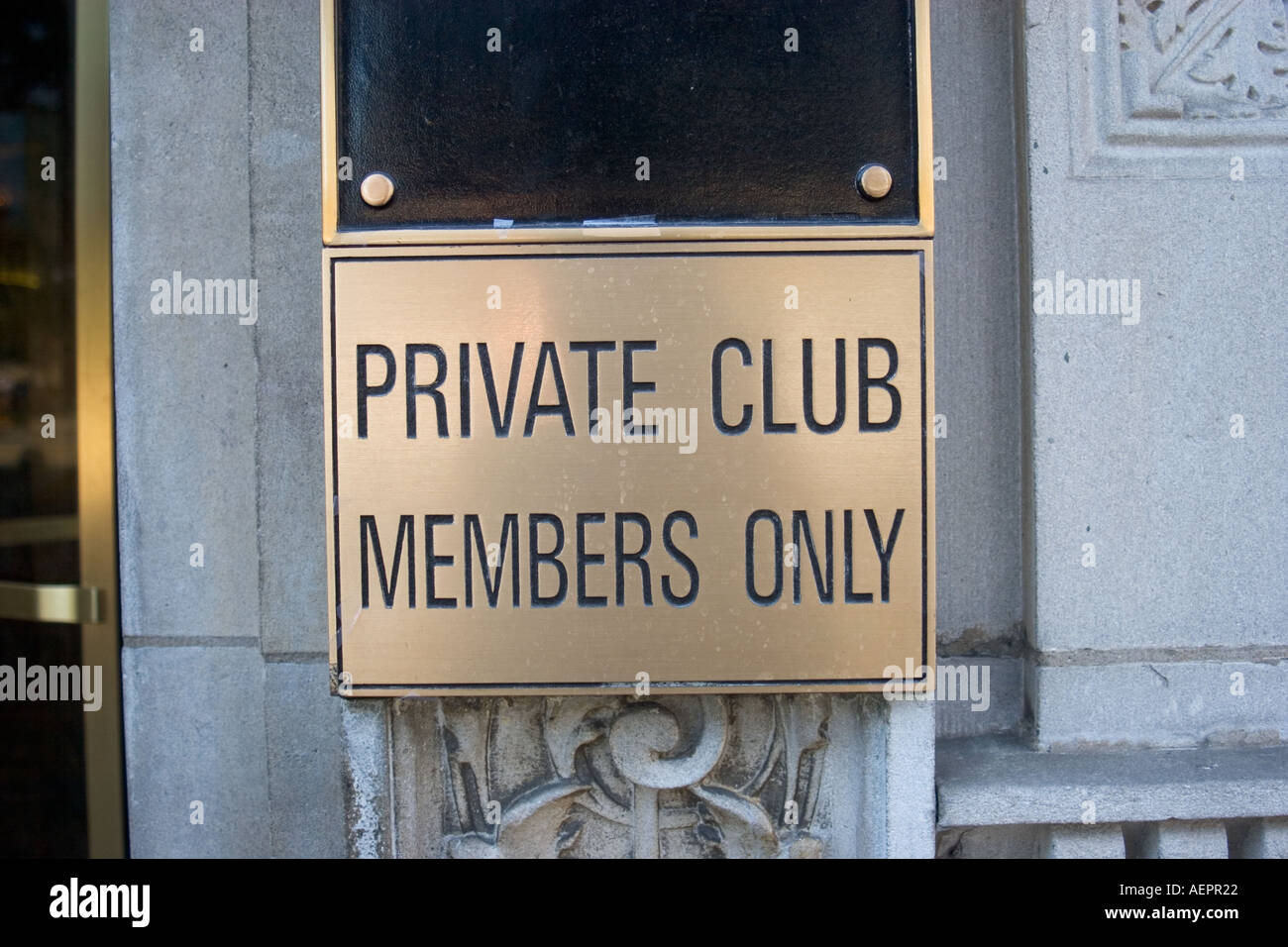 Chicago Illinois un signe sur la porte avant de la Chicago Athletic Association met en garde les non membres pour tenir à distance Banque D'Images