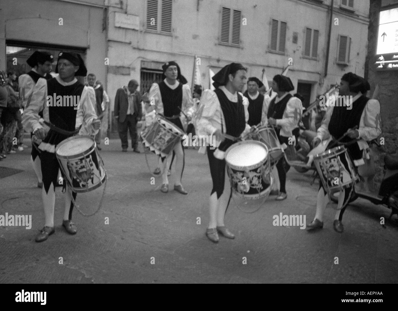 Street Parade colorée de joueurs de tambour en costumes médiévaux Palio de Sienne Site du patrimoine mondial de l'Italie Centrale Italia Europe Banque D'Images