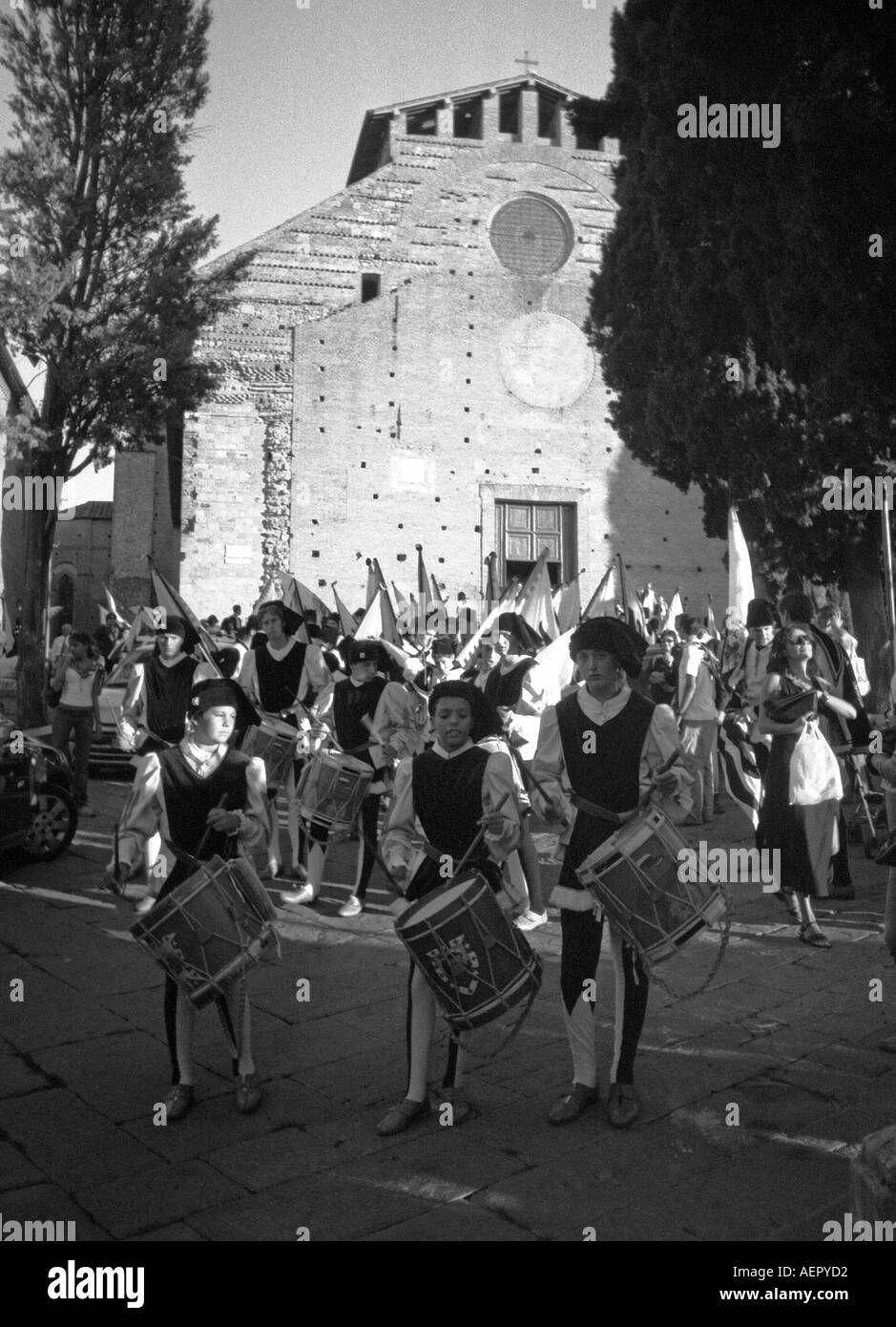 Street Parade colorée de lanceurs de drapeau et les joueurs de tambour en costumes médiévaux Palio Sienne Toscane Toscana Italie Europe Centrale Banque D'Images