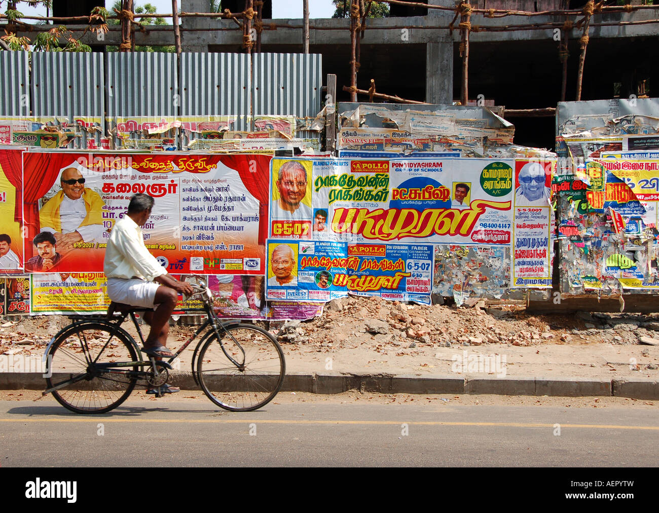 L'homme en vélo passant annonces et affiches à Chennai, Inde Banque D'Images