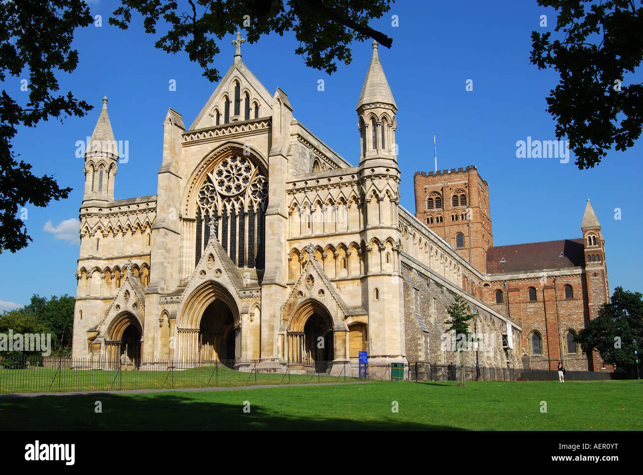West End, cathédrale normande et clocher de l'église abbatiale, St Albans, Hertfordshire, Angleterre, Royaume-Uni Banque D'Images