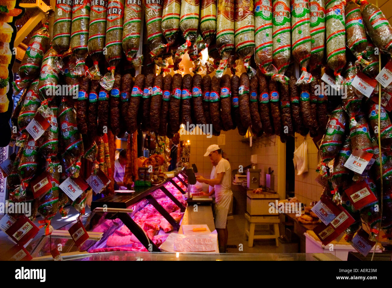 La viande de saucisse et caler au marché central hall à Budapest Hongrie UE Banque D'Images