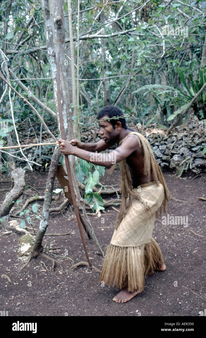 Jeune garçon jouant un instrument de musique traditionnel, Ekasup Village culturel, l'île d'Efate, Vanuatu Banque D'Images