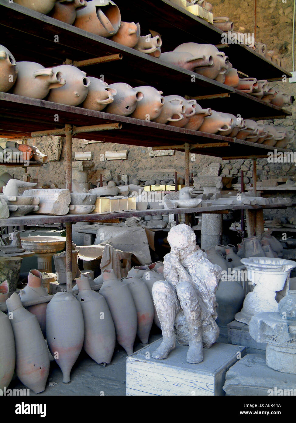 Un cellier contenant des statues romaines et stockage des urnes à Pompéi Naples Campanie Italie Banque D'Images