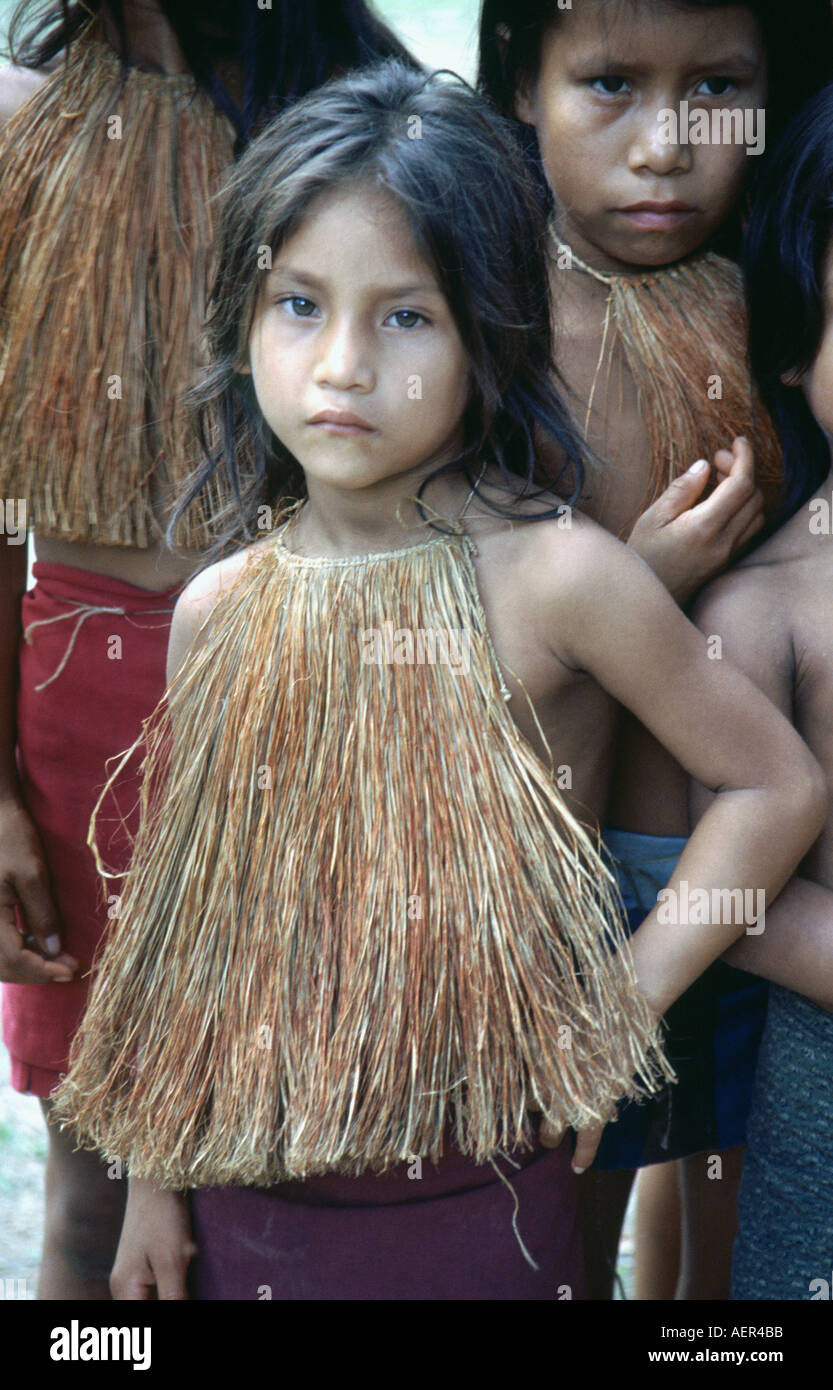 Portrait d'une fille de la tribu Yagua dans la région amazonienne du
