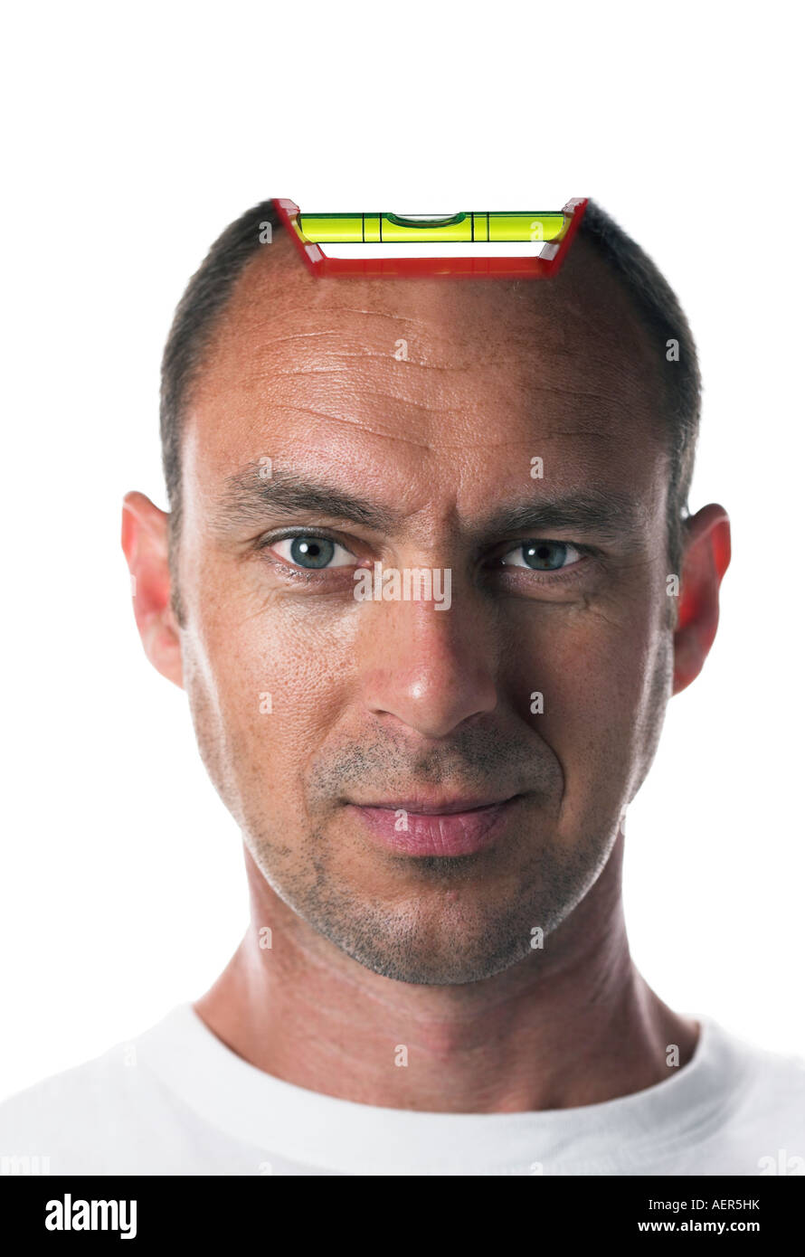 Vertical, couleur d'un homme de race blanche avec un niveau à bulle intégré dans le haut de la tête. Banque D'Images