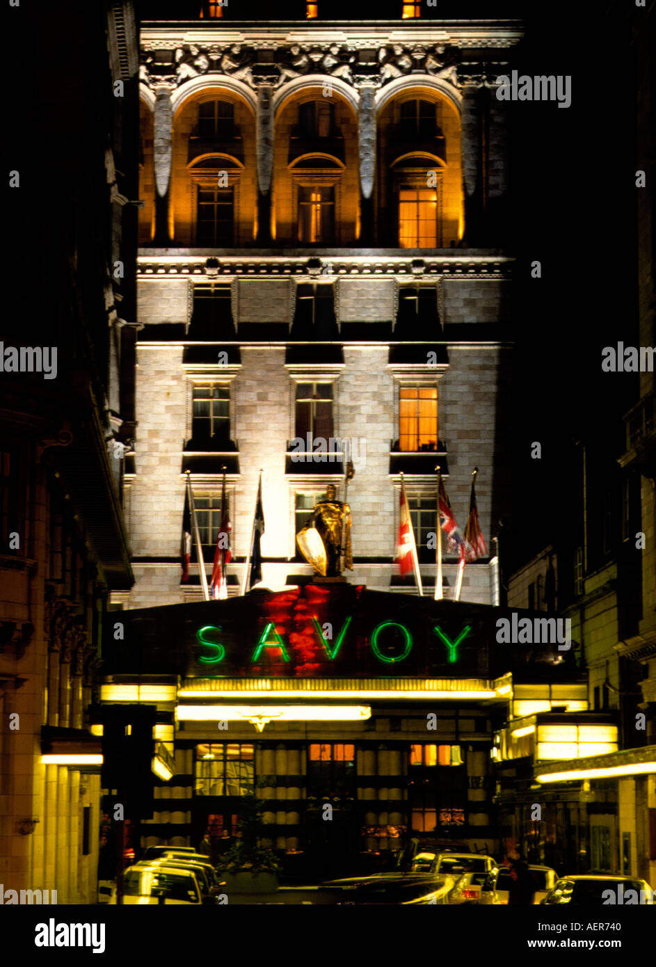 Entrée de l'hôtel Savoy de nuit city de Londres Angleterre grande-bretagne editorial Utilisez uniquement Banque D'Images