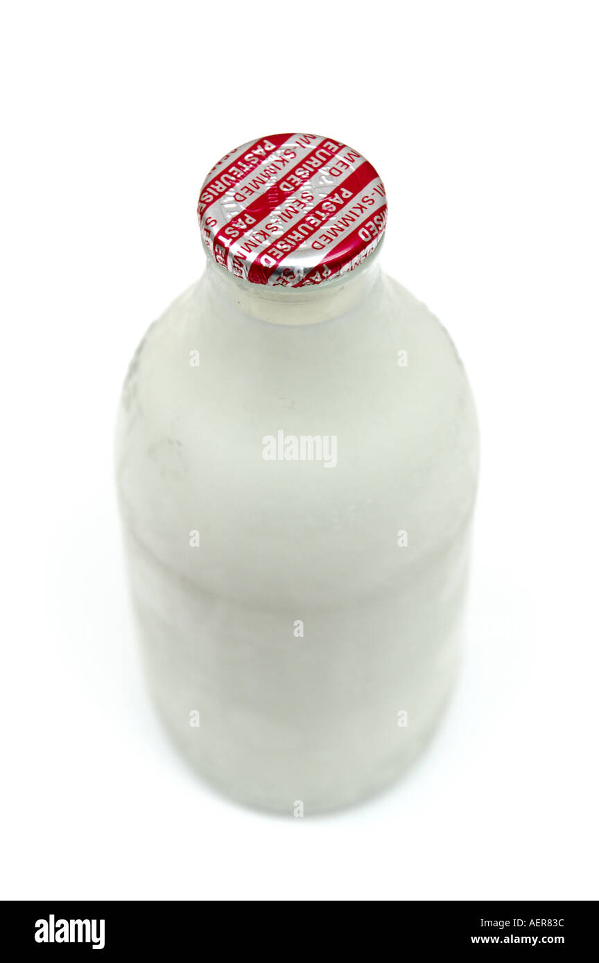 Semi frais pasteurisé le lait écrémé en bouteille accueil traditionnellement livrés en Royaume-Uni Banque D'Images