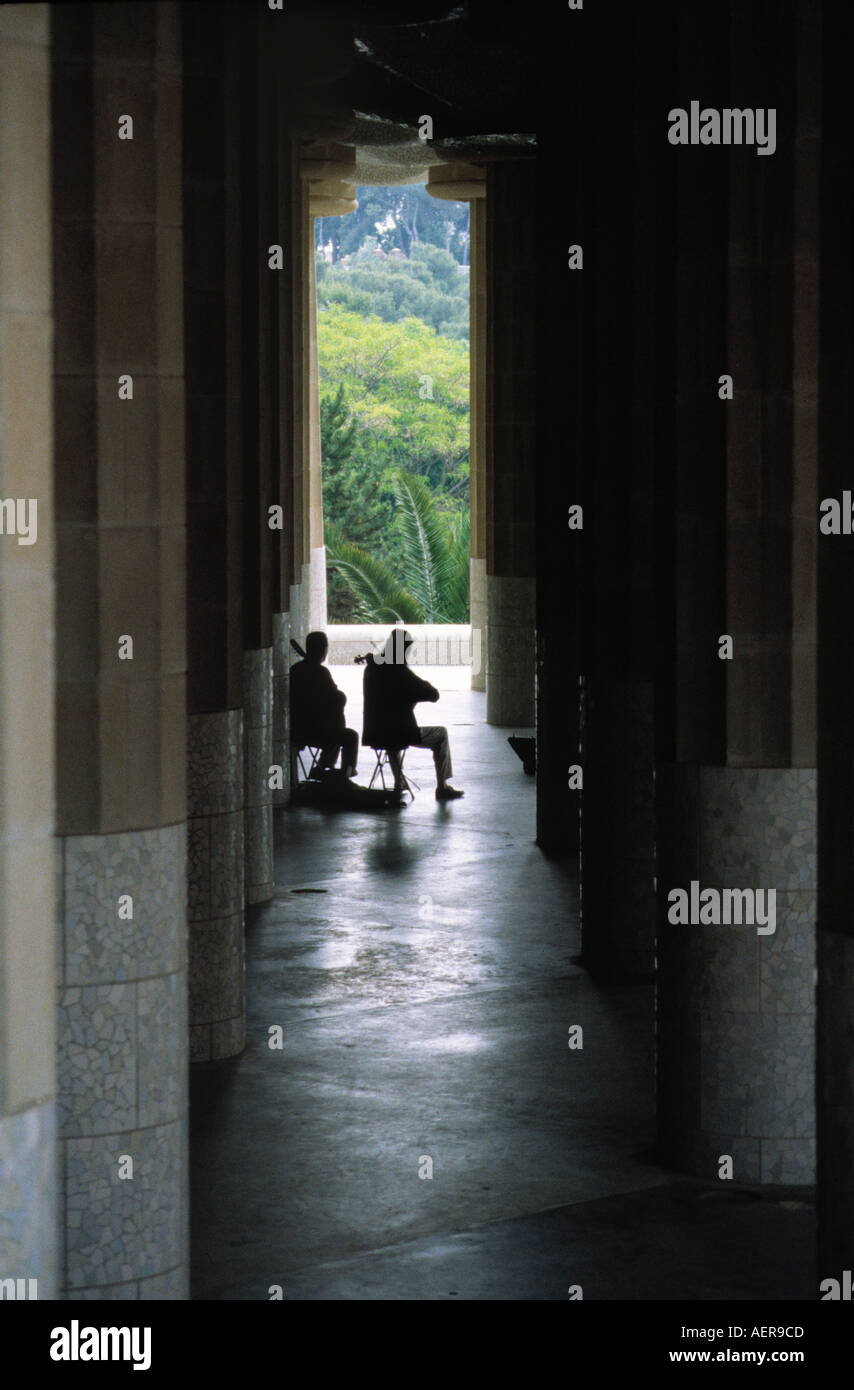 Les amuseurs publics au parc Güell de barcelone catalogne espagne Banque D'Images