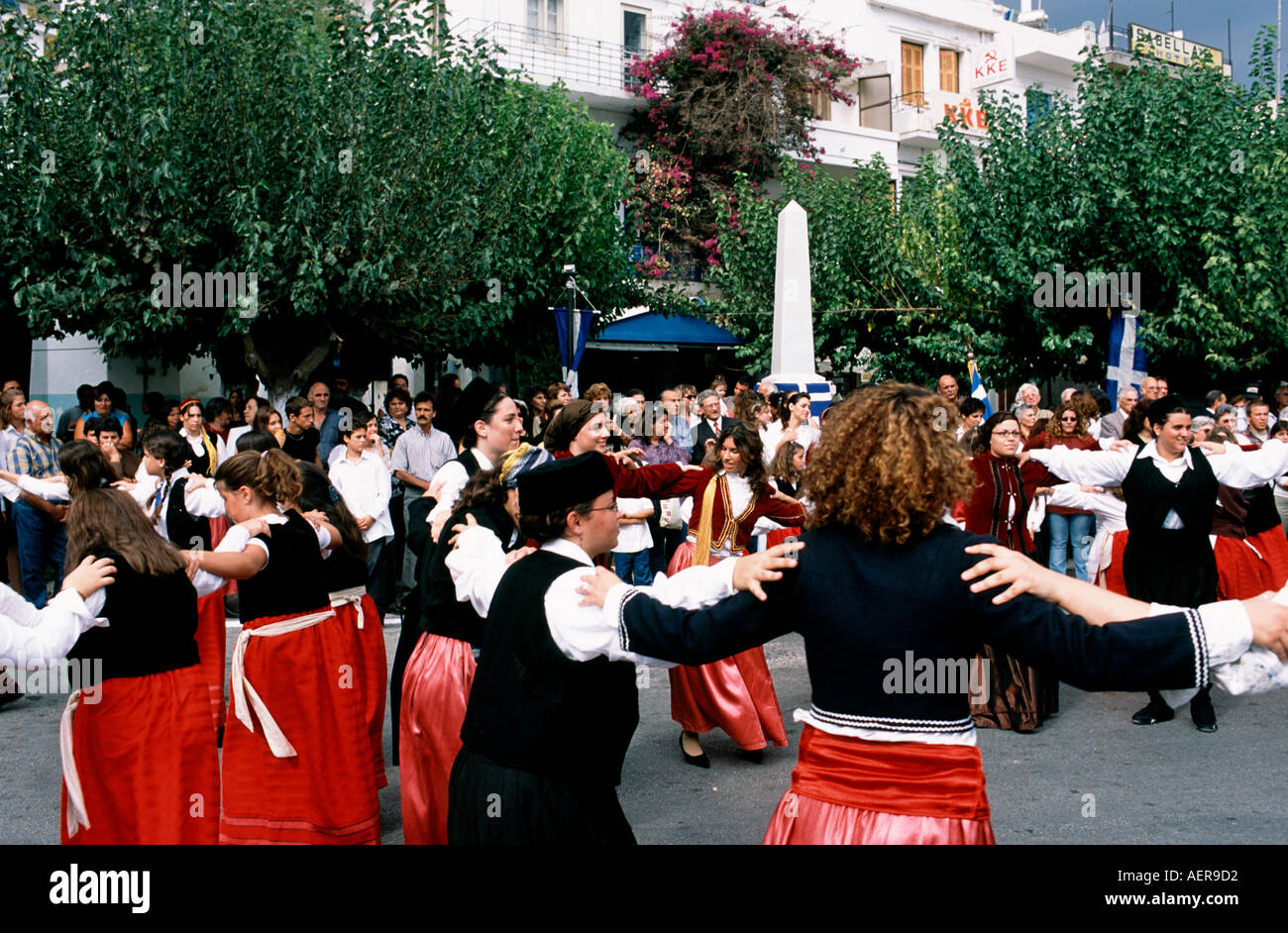 Danses grecques traditionnelles à Agios Kyrikos Ikaria island Grèce Banque D'Images
