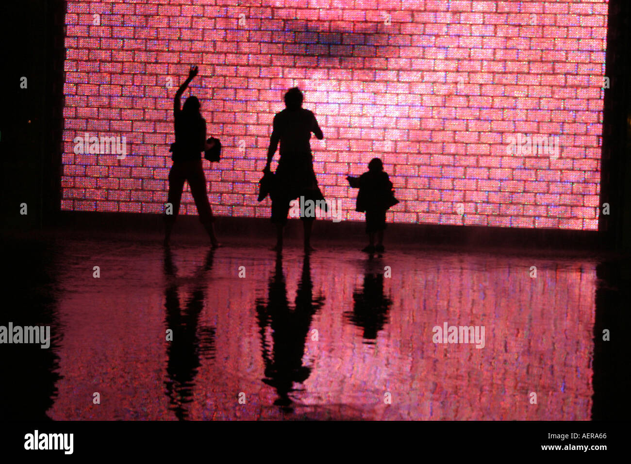 La fontaine de la Couronne des silhouettes d'enfants jouant, Millennium Park Chicago Illinois Banque D'Images