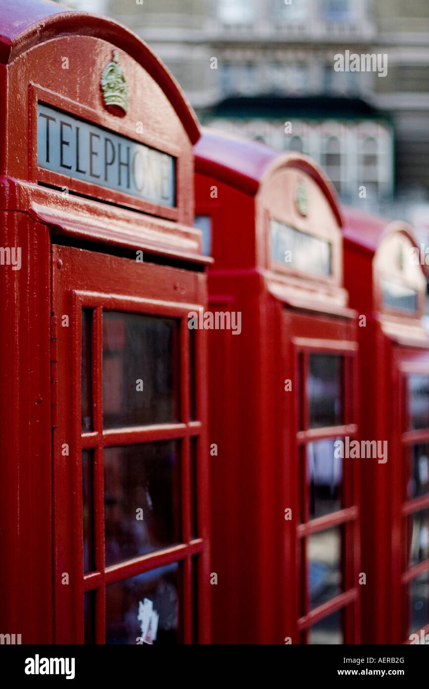 Une rangée de cabines téléphoniques rouges de Londres, en Angleterre. Banque D'Images Une rangée de cabines téléphoniques rouges de Londres, en Angleterre. Banque D'Images