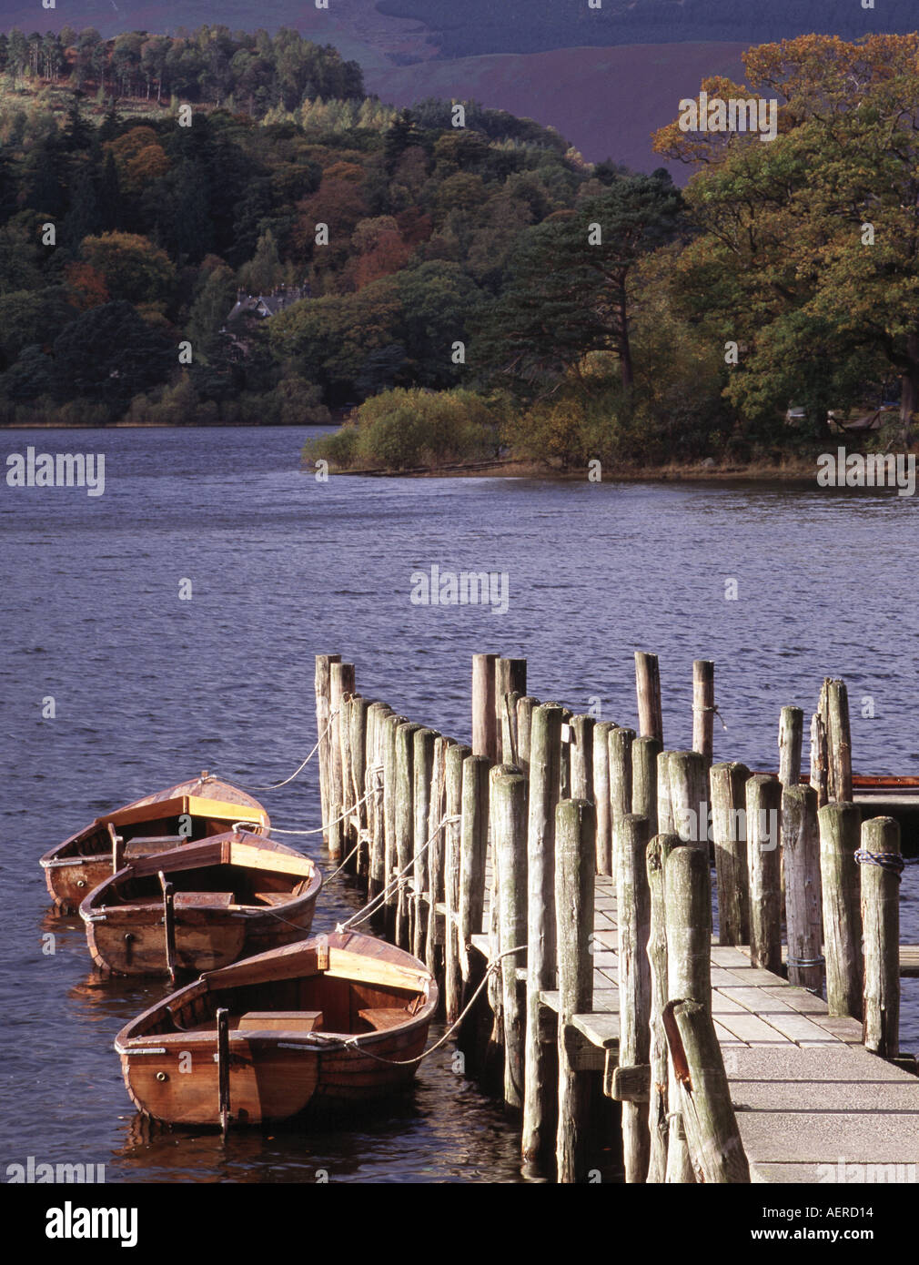 Location de bateaux amarrés à la jetée sur Derwent water, Keswick, Cumbria Banque D'Images
