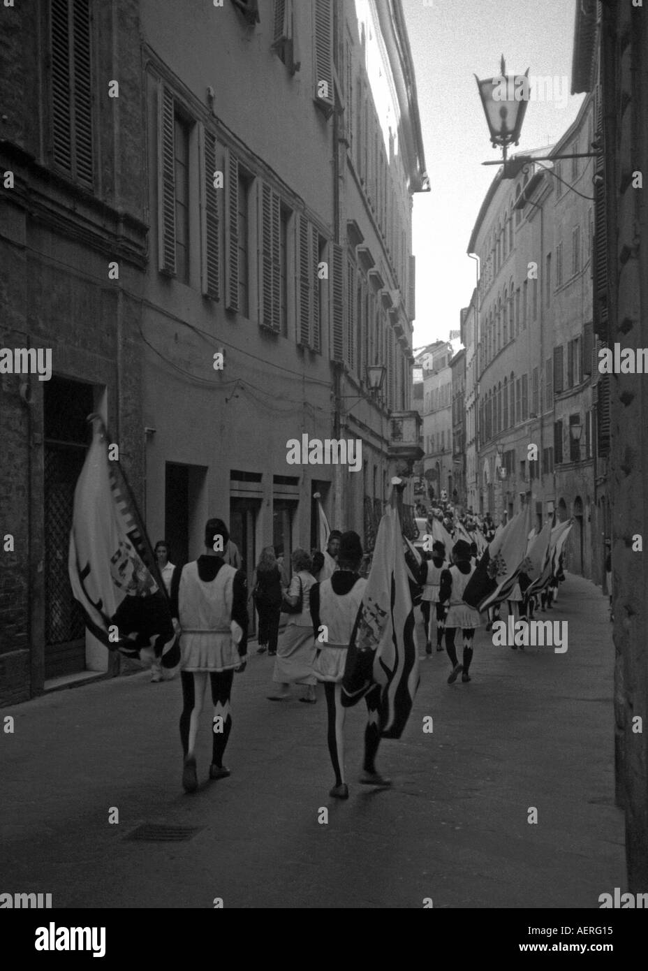 Street Parade colorée de lanceurs de drapeau en costumes médiévaux Palio de Sienne Site du patrimoine mondial de l'Italie Centrale Italia Europe Banque D'Images