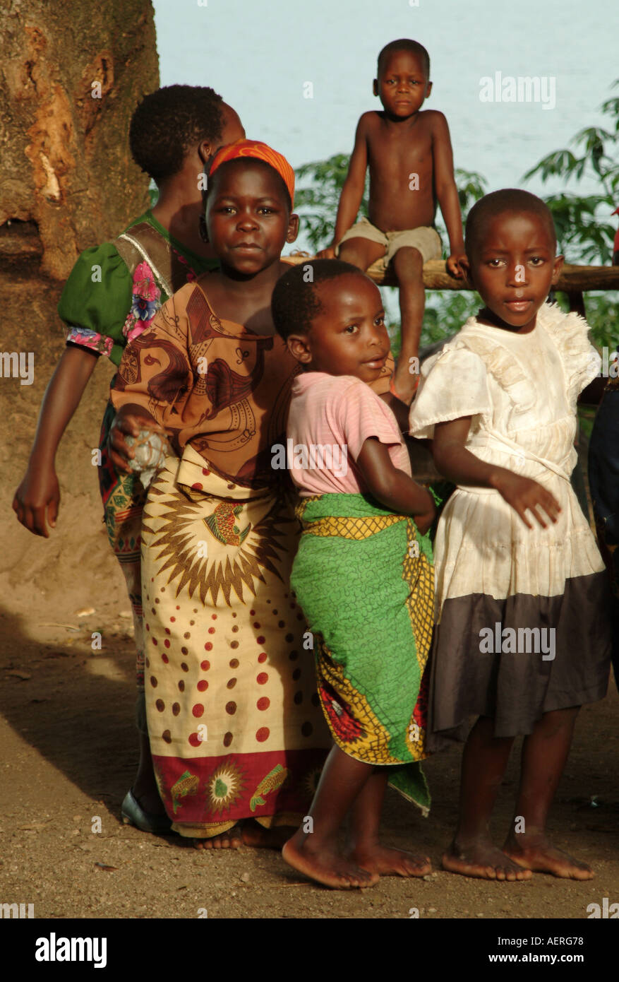 Les femmes qui font de la danse traditionnelle dans Nkharta Bay, le lac Malawi, Afrique Banque D'Images