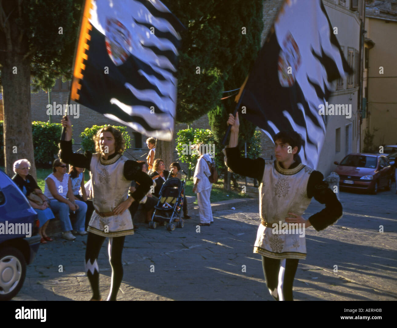 Street Parade colorée de lanceurs de drapeau en costumes médiévaux Palio de Sienne Site du patrimoine mondial de l'Italie Centrale Italia Europe Banque D'Images