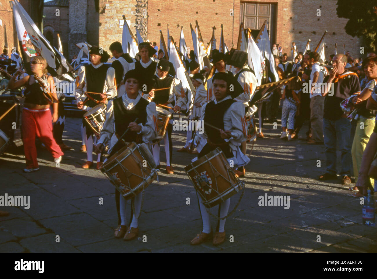 Street Parade colorée de lanceurs de drapeau et les joueurs de tambour en costumes médiévaux Palio Sienne Toscane Toscana Italie Europe Centrale Banque D'Images