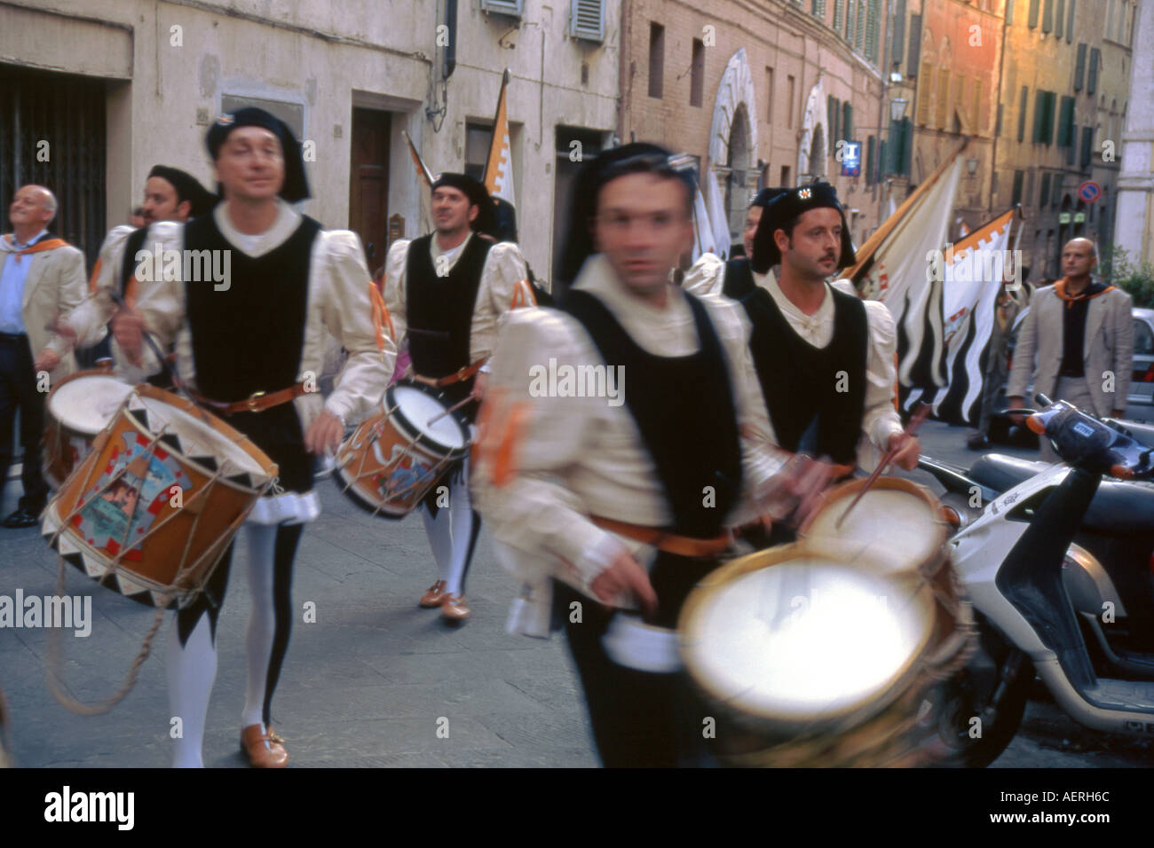 Street Parade colorée de lanceurs de drapeau et les joueurs de tambour en costumes médiévaux Palio Sienne Toscane Toscana Italie Europe Centrale Banque D'Images