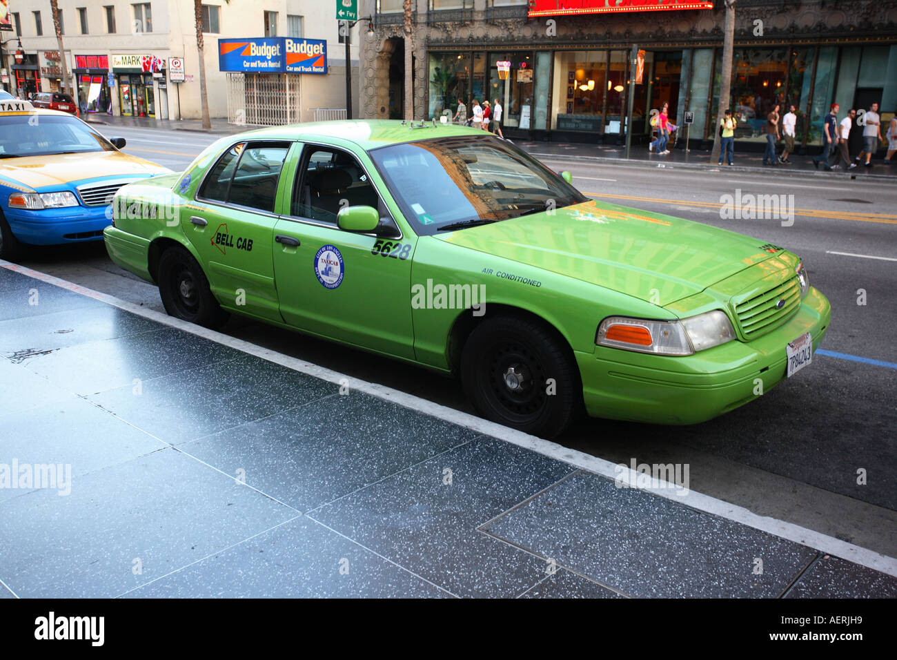 Taxi vert Hollywood Boulevard, Los Angeles, Californie, USA Banque D'Images