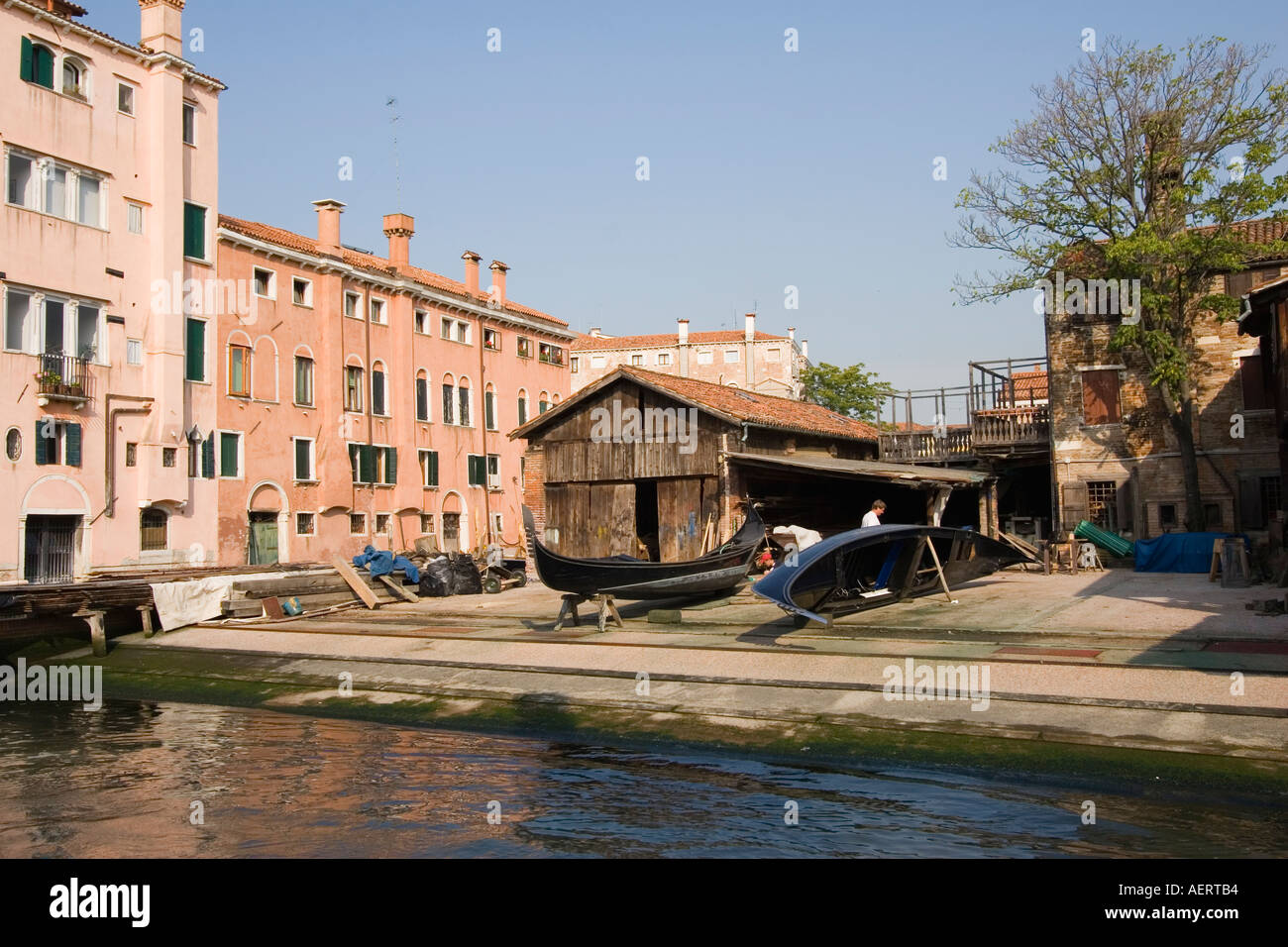 Gondoles de chantier sur le Rio de S Trovaso quartier de Dorsoduro Venise Italie Banque D'Images