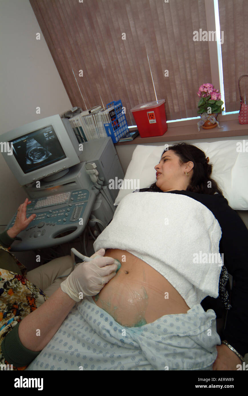 Pregnant Hispanic woman gets clinique à ultrasons Banque D'Images