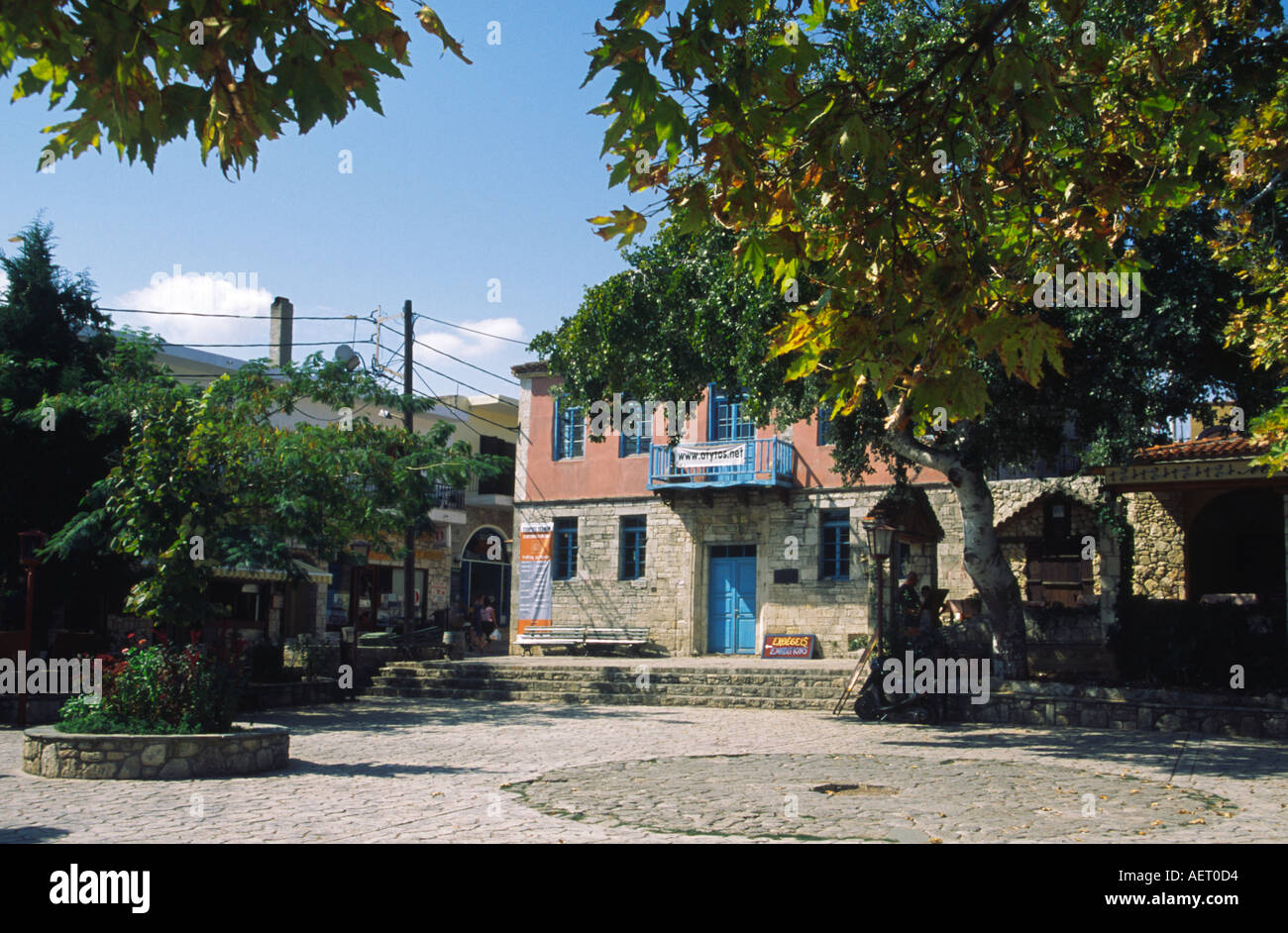 Place du village bordé d'arbres et Musée d'Art Populaire Rural Aphytos Chalkidiki Grèce Banque D'Images