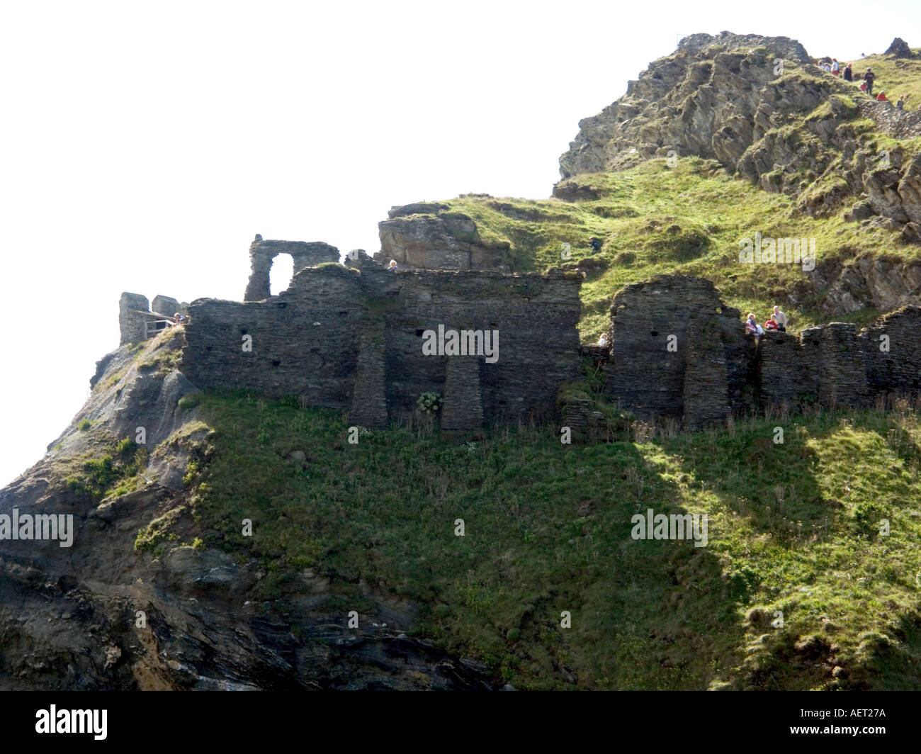 Les pentes rocheuses du château de Tintagel Castel Dyntagell Cornouailles du Nord Banque D'Images